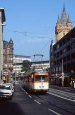 Der Frankfurter M 624 fährt im Sommer 1986 als Linie 12 durch die Stiftstraße von Höchst nach Prüfling, rechts im Hintergrund der Eschenheimer Turm