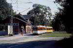 M 631 im Sommer 1986 in der Endhaltestelle Neu-Isenburg, das Bahnhofsgebäude wurde 1889 von der Frankfurter Waldbahn gebaut, die auf dieser Strecke bis zur Elektrifizierung in den 1920er Jahren