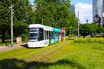 VGF Straßenbahn Frankfurt am Main mit neuer Vollwerbung am Alstom Citadis SX05 T-Wagen 307 für die Tram EM am 25.05.24 auf der Linie 17