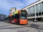 01.06.08: Der S-Wagen 262 der VGF fhrt mir am Willy-Brandt-Platz vor die Kamera. Er ist unterwegs auf der Linie 11 nach Hchst und fhrt nun weiter in Richtung Hauptbahnhof. Beklebt ist er mit einer sehr farbenfrohen Werbung von Globetrotter