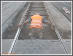 Das Gleis passt ! Nach dem Abschneiden des bestehenden Gleises zum Ausgleich des berhangs des neuen Gleisstcks bei der Erneuerung des Streckenabschnitts in der Hartmann-Ibach-Strae nahm der Arbeiter auf dieser Aufnahme vom 15.07.2008 noch die Feinjustierung vor. 