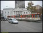 Pt-Triebwagen 688 in alter Farbgebung auf der Linie 14 nach Neu-Isenburg am 30.11.2006 bei der Auffahrt Ignatz-Bubis-Brcke.