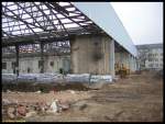 Das ehemalige Straenbahndepot Sachsenhausen bot dem Fotografen am 28.12.2006 diesen Anblick, aufgenommen durch eine Masche im davor stehenden Bauzaun. Das Depot wurde nach der Erffnung des neuen Betriebshofes Ost im Sommer 2003 stillgelegt.