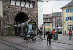 Alle wollen durch das Loch -    Nach der Straßenbahn wollen auch die Fahrradfahrer das Freiburger Schwabentor durchqueren.