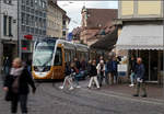 Eine Straßenbahn, vier Standorte, fünf Uhrzeiten, sechs Bilder -    12 Uhr 44: Nachschuss auf die Urbos-Tram 307 der Linie 4, die am Freiburger Bertoldsbrunnen von der