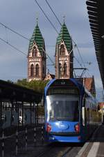 FREIBURG im Breisgau, 20.10.2019, Zug Nr. 289 als Tram1 nach Landwasser in der Haltestelle Hauptbahnhof mit der imposanten Herz-Jesu-Kirche im Hintergrund