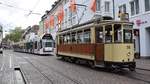 Zwei alte und neue Straßenbahn, Nr. 56 und Siemens Nr. 287 befahren parallel zur nächsten Haltestelle Bertoldsbrunnen - Aufnahme am 21.07.2019