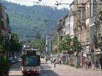 Linie 2 in Richtung Bertoldsbrunnen. An diesem treffen sich in einem bestimmten Takt viele Straenbahnlinien, warten dort und geben so Zeit, in andere Linien umzusteigen, und fahren dann gemeinsam ab. 18.7.2010