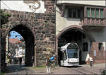 Durch das Tor in die Altstadt -     Ein Combino verschwindet im Schwabentor.