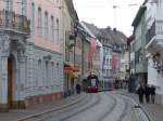 Sonntagvormittag in Freiburg - nur dann sind die Gassen einigermaen leer. Ein Combino (Nr. 286) schlngelt sich durch die Salzstrae am 21.4.2013