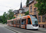 VAG: Die meisten neuen spanischen Strassenbahnen der Freiburger Verkehr AG (VAG) rollen bereits mit einer Vollwerbung auf dem Strassenbahnnetz von Freiburg in Breisgau. Die Aufnahme stammt vom 21. Juni 2016.
Foto: Walter Ruetsch