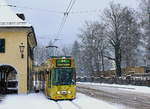 Bei starkem Schneefall erreicht der Freiburger GT8Z 260 am 29.12.2014 die Haltestelle Klosterplatz in Günterstal