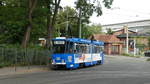 Wagen 305 der Görlitzer Straßenbahn steht in der Betriebskurve an der Station Bahnhof Südausgang.