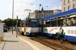 Eine Linie 2 der GVB Görlitz bei der Einfahrt in die Haltestelle ,,Bahnhof''