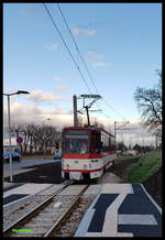 Tatra Tram 315 fährt hier am 12.12.2017 auf der Linie 1 in Gotha in den Haltepunkt  Schöne Aussicht  ein.