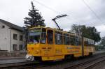 Straßenbahn Gotha: Tatra Straßenbahn Triebwagen Nummer 319 unterwegs als Linie 1 zum Krankenhaus.