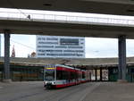 Vom Zug aus wirkt die Gegend um den Bahnhof in Halle (Saale) nicht sehr einladend, große Verkehrsstraßen dominieren.