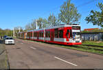 Eine Duewag/Siemens-MGT6D-Doppeltraktion wurde zu Beginn ihrer Fahrt an der Soltauer Straße in Halle (Saale) aufgenommen. Wagen 615 führt, an zweiter Stelle hängt Wagen 611, der für die Schokoladenerlebniswelt von Halloren wirbt.

🧰 Hallesche Verkehrs-AG (HAVAG)
🚋 Linie 9 Soltauer Straße–Hauptbahnhof
🕓 26.4.2023 | 8:35 Uhr