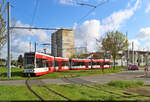 MGT-K (Bombardier Flexity Classic), Wagen 675 und 676, queren den Kreisel am Göttinger Bogen in Halle (Saale).