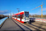 MGT-K (Bombardier Flexity Classic), Wagen 686 und 685, befahren die bald ausgediente Elisabethbrücke zwischen Halle-Neustadt und der Innenstadt von Halle (Saale).