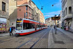 Mit der Fahrschule durchs Nadelöhr: MGT-K (Bombardier Flexity Classic), Wagen 693 und 694, am Franckeplatz in Halle (Saale).