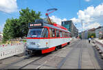 Die wohl bewegendste Art zu heiraten: Tatra T4D-C, Wagen 1156, wurde anlässlich einer Hochzeit gechartert und auf dem Weg Richtung Rennbahnkreuz gesehen.