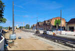 Großbaustelle Mansfelder Straße West in Halle (Saale)

Gut drei Wochen später im Vergleich zum vorher gezeigten Bild sind die Arbeiten sichtbar vorangeschritten: Die Gleise zur neuen Elisabethbrücke liegen, Oberleitungsmasten wurden aufgestellt und nun geht's ans Asphaltieren der Fahrbahn.
Genau zwei Wochen darauf, am 2. August, wurde der neue Streckenabschnitt feierlich eingeweiht.

🕓 19.7.2024 | 9:31 Uhr