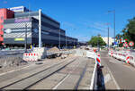 Großbaustelle Mansfelder Straße West in Halle (Saale)

Auch rund um die Haltestelle Saline werden die in die Jahre gekommenen Straßenbahngleise sowie die Straße und Wege auf Vordermann gebracht. An der hier gezeigten Stelle zweigt links die Trasse zum Franckeplatz über Glauchaer Platz ab, im Vordergrund geht's hinterm Rücken des Fotografen Richtung Marktplatz.

🕓 19.7.2024 | 9:35 Uhr