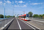 MGT-K2 (Bombardier Flexity Classic), Wagen 701 und 702, unterwegs auf der zwei Tage vorher in Betrieb genommenen Elisabethbrücke zwischen Rennbahnkreuz und Saline in Halle (Saale).
Im Hintergrund drei der markanten  Punkthochhäuser  von Halle-Neustadt.

🧰 Hallesche Verkehrs-AG (HAVAG)
🚋 Linie 2 Kröllwitz–Südstadt
🕓 7.8.2024 | 11:46 Uhr