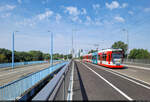 Alt neben Neu:
Während die bisherige Elisabethbrücke in Halle (Saale) ausgedient hat, rollen nun über ihre Nachfolgerin die ersten Straßenbahnen – hier in Form von Wagen 607 und 605 (Duewag/Siemens MGT6D).

🧰 Hallesche Verkehrs-AG (HAVAG)
🚋 Linie 10 Göttinger Bogen–Friesenstraße
🕓 7.8.2024 | 11:48 Uhr