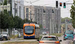 Mit der Straßenbahn durch die Heidelberger Bahnstadt -     Eine Variobahn auf der Linie 22 auf der Neubaustrecke durch die Bahnstadt kurz vor dem Gleisdreieck am Gadamerplatz.