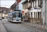 Neubaustrecke nach Heidelberg-Kirchheim -    Eingleisig ohne eigenen Bahnkörper geht es nördlich der Haltestelle Odenwaldstraße durch die Einbahnstraße.