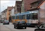 Straßenbahnstrecke in Heidelberg-Eppelheim -     Stadteinwärts muss die Straßenbahn dem Autoverkehr entgegen fahren, der auf die Gegenfahrbahn ausweichen muss.