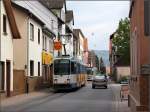 Straßenbahnstrecke in Heidelberg-Eppelheim -     In der Eppelheimer Hauptstraße geht es sehr eng zu, die eingleisige Strecke führt sehr dicht an den Häusern entlang.