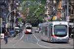 Begegnung -     Zwei Züge der Linie 5 begegnen sich hier in der Brückenstraße in Heidelberg-Neuenheim.