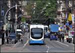 Urbanität - 

Blick in die Brückenstraße in Heidelberg-Neuenheim. Der blaue LKW rechts steht auf dem Bahnsteig einer Straßenbahn-Haltestelle. Dadurch wird es vorallem Personen mit Kinderwagen sehr erschwert hier aus der Bahn zu kommen. 

28.04.2011 (J)