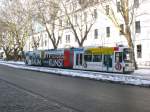 Jena: Straenbahnlinie 5 nach Ernst-Abbe-Platz an der Haltestelle Stadtzentrum.(28.1.2010)