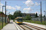 Mit der Straßenbahn nach Karlsruhe-Wolfartsweier -

Die Endhaltestelle 'Wolfartsweier-Nord' im Bereich der dortigen Wendeschleife. Das rechte Gleis endet stumpf. Hier wäre eine Weiterführung durch Wolfartsweier hindurch und übers Land nach Ettlingen denkbar.

24.05.2006 (M)