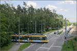 Mit der Straßenbahn durch Karlsruhe-Waldstadt -    Die im Jahr 2000 eröffnete Strecke führt in ein im Wald liegendes Wohngebiet mit der Europäischen Schule das nördlich dieser