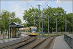 Mit der Straßenbahn nach Karlsruhe-Waldstraße -

Die Bahnsteige der Endhaltestelle 'Europäische Schule' in Waldstadt sind schon etwas in die Schleifen hineingezogen. Die Haltestelle befindet sich direkt an der Schule.

24.05.2006 (M)