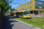 VBK-Tw 232 war am 20.05.2014 bei strahlend blauem Himmel als Linie 6 unterwegs nach Daxlanden, als er das Gebiet des ehemaligen Schlachthofes passiert.