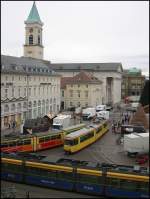 Typisches Straenbahn-Gewusel am Gleisdreieck beim Marktplatz in der Karlsruher Innenstadt.