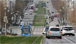 Von unten -     -- kommt hier eine Tram der Linie 3 in der Kassler Wilhelmshöher Allee und wird bald in die Haltestelle Muhardstraße/Universität in Fahrtrichtung Innenstadt erreichen.