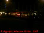Die Linie 4 am Knigsplatz auf ihrem Weg zur Papierfabrik am Abend des 24.