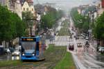 Lange und schnurgerade aber nicht flach ist die Wilhelmshher Allee. Nach einer lngeren Bergabfahrt muss Wagen 458 eine Steigung hochfahren. Aufgenommen am 05.05.2012 an der Haltestelle Kassel Murhardstrae/Universitt. 