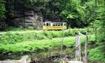 Kirnitzschtalbahn__Tw 5 zwischen Felsen und Wasser im Kirnitzschtal.__11-05-1990