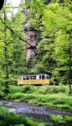 Kirnitzschtalbahn__Fahrt entlang der Kirnitzsch durch herrliche Landschaft.__11-05-1990