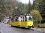 Schsische Schweiz 2004 - Seit 1898 verbindet die Kirnitzschtalbahn das kleine rtchen Bad Schandau an der Elbe mit dem Lichtenhainer Wasserfall, eines der bekanntesten Ausflugsziele in der Schsischen Schweiz. Triebwagen 2 ist am 21.10.2004 beim Wasserfall als Solotriebwagen nach Bad Schandau unterwegs.