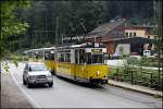 Höhe Ostrauer Mühle wird ein talwärts fahrender Drei Wagen Zug mit TW 2 am 24.09.2015 von einem Pkw überholt.