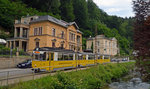 Eine Kirnitzschtalbahn hat am 16.06.16 vom Lichtenhainer Wasserfall aus kommend bereits den Haltepunkt Botanischer Garten verlassen und ist nun auf dem Weg zum Endhaltepunkt Kurpark Bad Schandau.